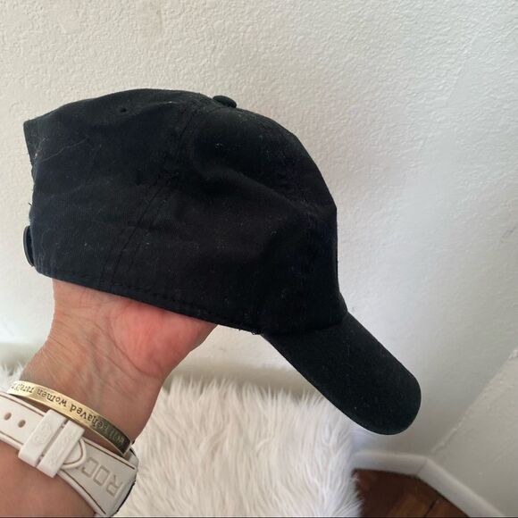 Levi’s black hat with embroidered patches  adjustable back unisex collectible - Picture 4 of 7